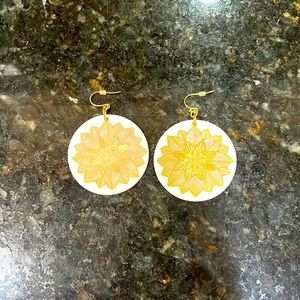 Beautiful white and gold flower dangle earrings.